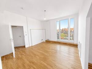 Erstbezug nach Dachausbau: Helle 2-Zimmer-Wohnung mit Einbauküche und Balkon