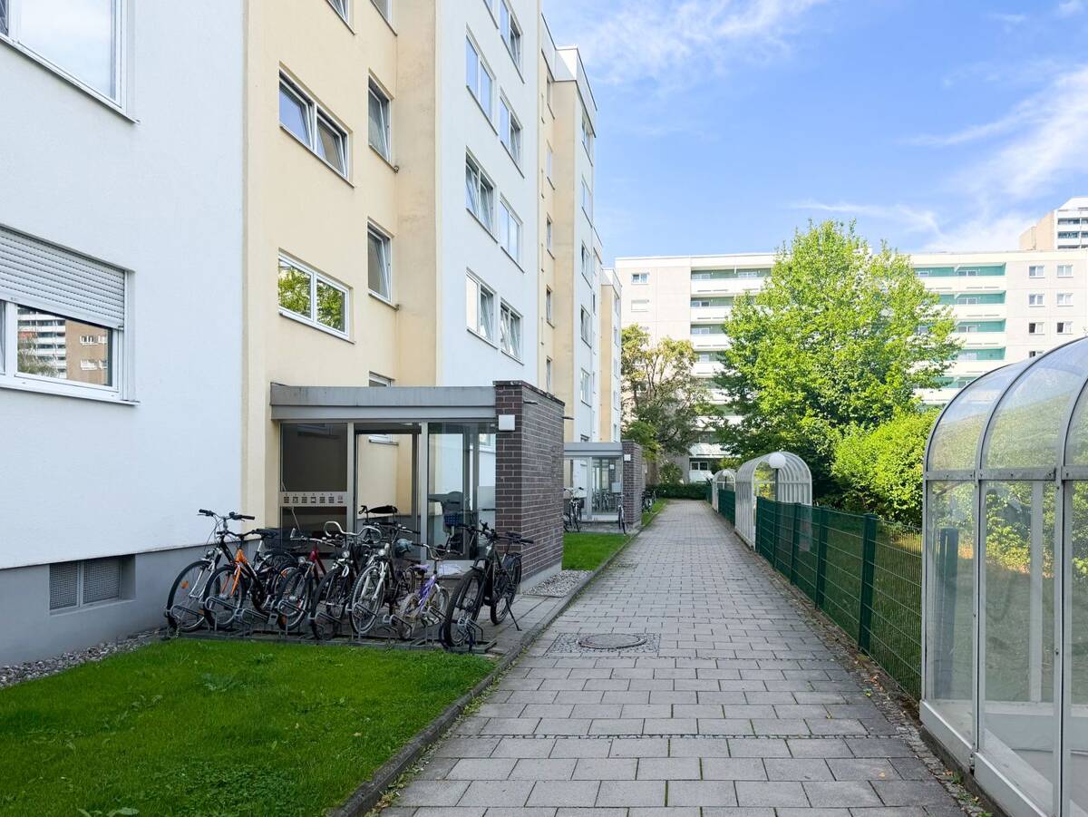 Kapitalanlage - Attraktive 2-Zimmer-Wohnung in ruhiger Wohnung des Münchner Südens – 81477 München – Bild 1 von 5