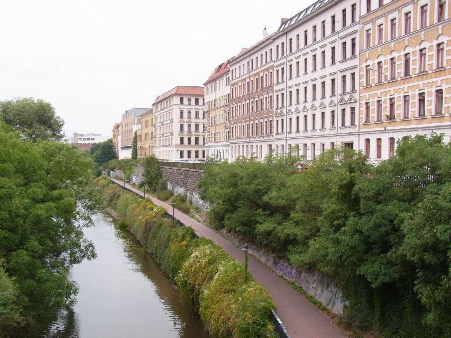 Sonniger Blick auf den Elsterkanal in Plagwitz mit Aufzug – Leipzig – Bild 1 von 8