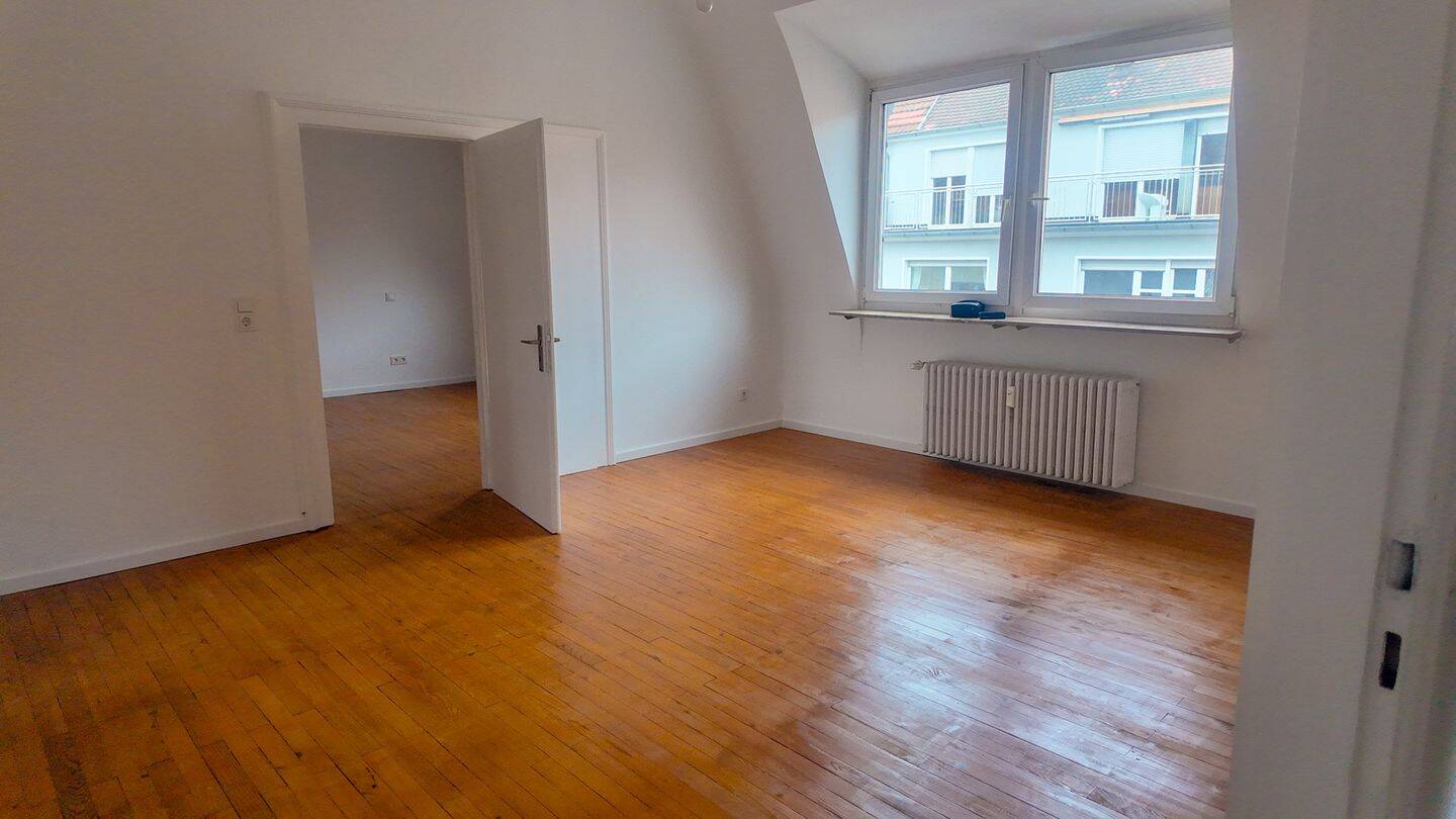 4-ZKB Dachgeschosswohnung in zentraler Lage - geeignet für WG oder Paare – Saarbrücken – Vorschaubild 2