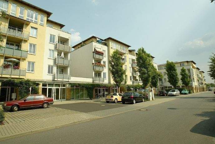 Helle und freundliche 2-Raum-Wohnung im Dresdner Norden! Mit Balkon, Einbauküche, Parkett, Aufzug und Tiefgarage in ruhiger Lage! – Dresden – Bild 1 von 9