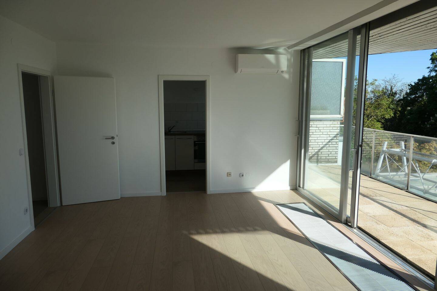 2-Zimmer-Wohnung in bester Lage mit außergewöhnlicher Aussicht – Düsseldorf – Vorschaubild 4