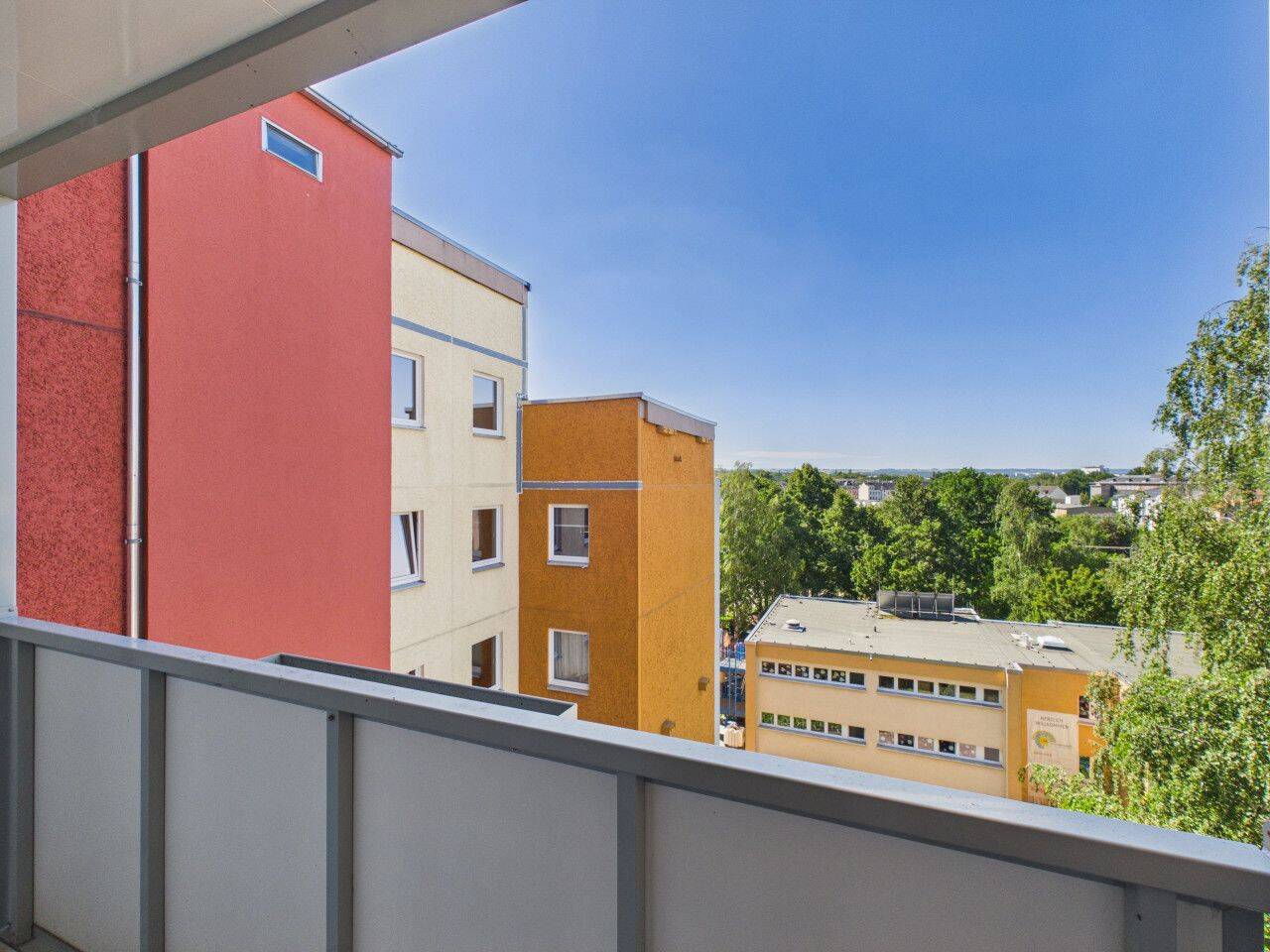 Top saniert mit großem Balkon und super Weitblick! ** Aufzug ** – Chemnitz – Vorschaubild 3