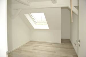 Exklusive Dachgeschosswohnung mit wunderschöner Ausstattung in zentraler Lage! – 8056 Zwickau – Vorschaubild 7