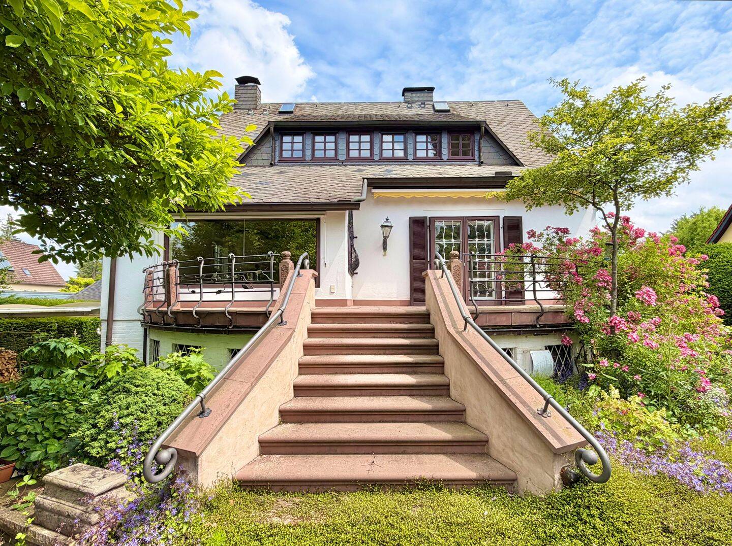 Charaktervolle Villa mit Außenpool, parkähnlicher Gartenanlage und zusätzlichem Grundstück in bevorzugter Wohnlage