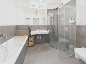Stilvolle 3-Zimmer-Wohnung in Berlin: Licht, Raum und zwei Balkone! – 12347 Berlin – Vorschaubild 5