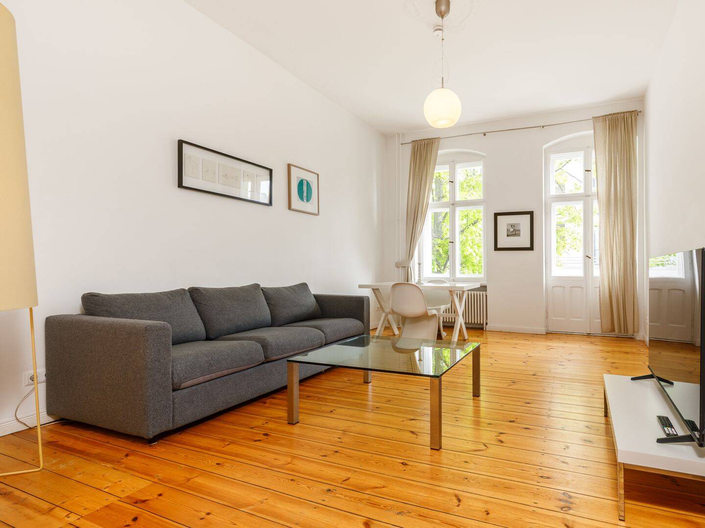 Live & Unwind - Großzügige Altbauwohnung mit Balkon zwischen buntem Kiezleben und ruhiger Naturlage