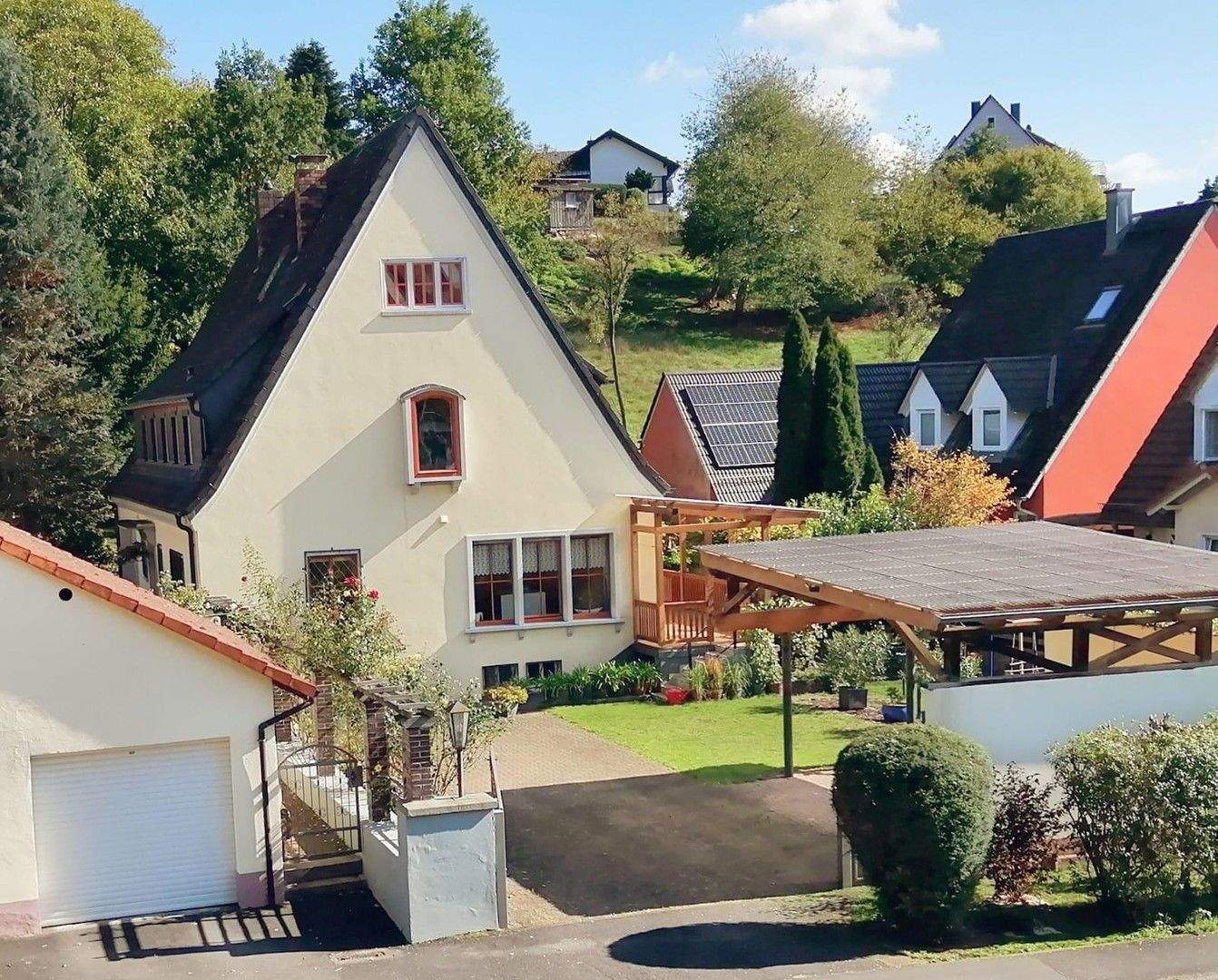 Düker Villa in Laufach mit Einliegerwohnung und schönem Garten – Laufach – Bild 1 von 9