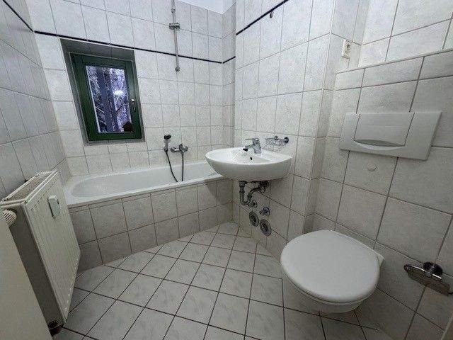 1.OG - Bad mit Fenster - begrünter Innenhof - modernes Laminat ! – Chemnitz – Vorschaubild 7