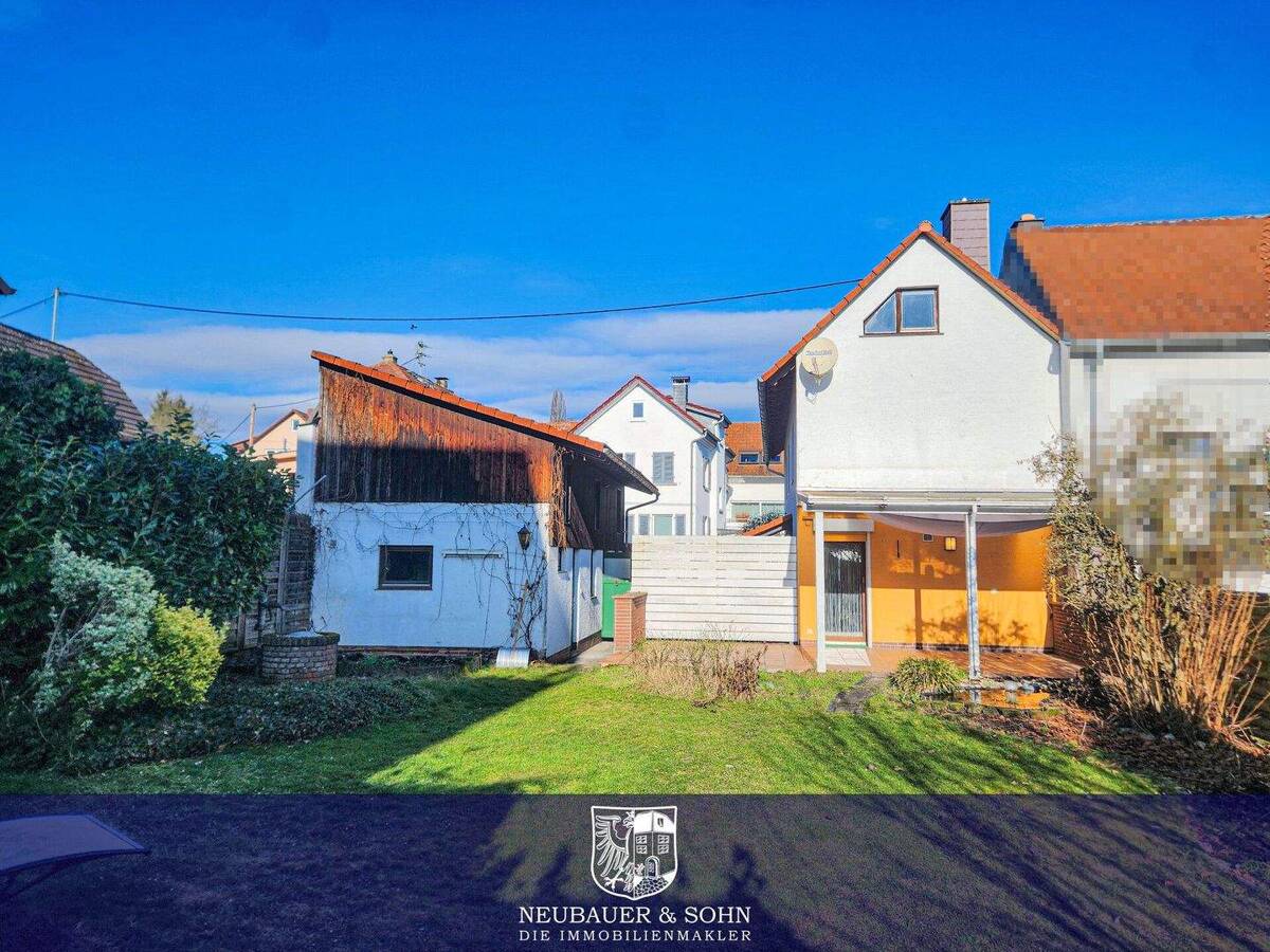 Haus mit Charakter & Nebengebäude - viel Potenzial für kreative Käufer – 60437 Frankfurt am Main – Bild 1 von 9