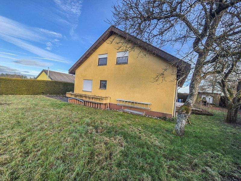 **Attraktive Ortsrandlage mit viel Platz: Freistehendes Ein- bis Zweifamilienhaus** – Alfdorf – Bild 1 von 9