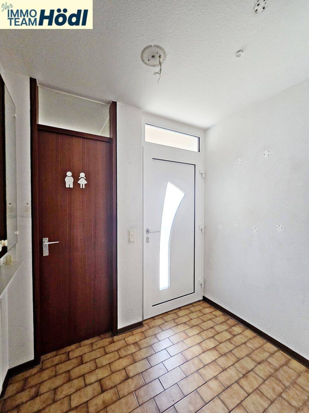 Großes Reihenhaus mit Garage und AAP im Freien sucht neuen Eigentümer !! – Reutlingen – Vorschaubild 2