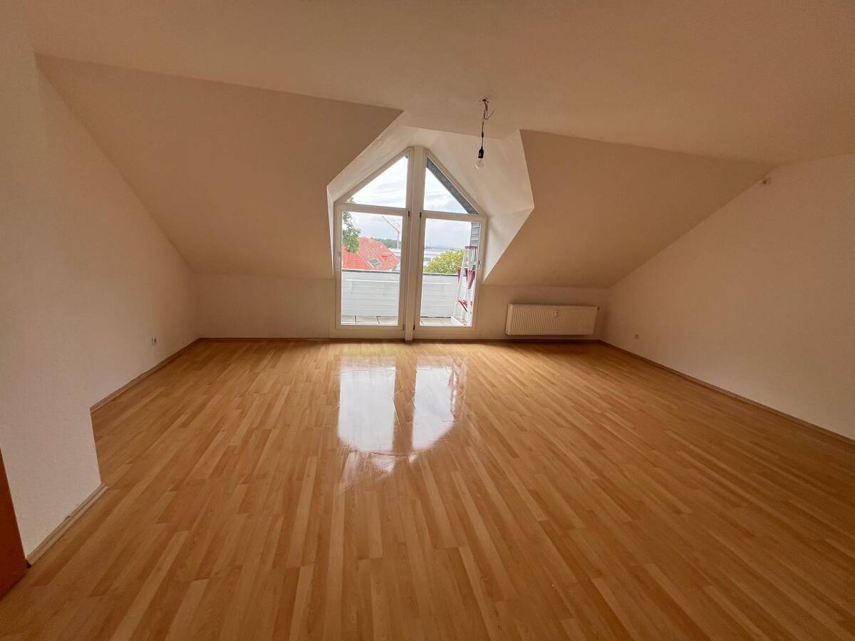 Großzügige 4-Zimmer-Dachgeschosswohnung mit Balkon und markanter Giebelfensterfront – 32756 Detmold – Bild 1 von 9