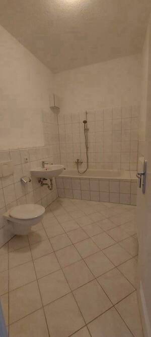 Ruhige Lage! Neu sanierte 2 Zimmer Wohnung im 1. Obergeschoß ab sofort zu vermieten! – 1239 Dresden – Vorschaubild 7