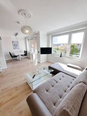 Top Wohnung / neues Vollbad/ EBK/ Fußbodenheizung/ Garage / 2 Balkone/ möbliert/ lichtdurchflutet / ab 01.10.2026 frei – 22041 Hamburg – Vorschaubild 2