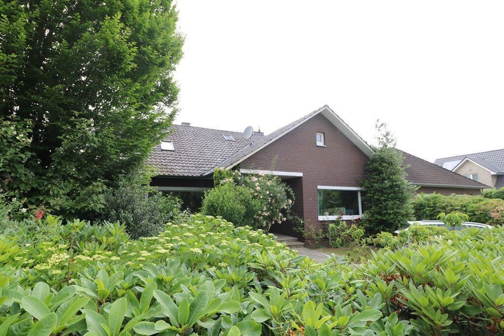 Topzentral gelegenes, modernisiertes Einfamilienhaus mit Garage auf schönem Gartengrundstück