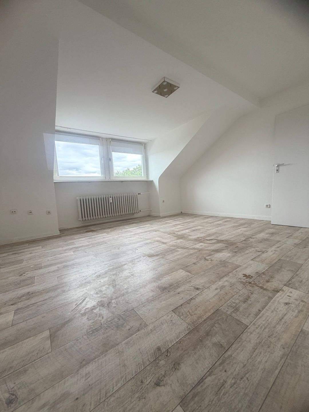 Top gepflegte Dachgeschoss Wohnung mit großer Wohnküche - Duisburg - Dellviertel