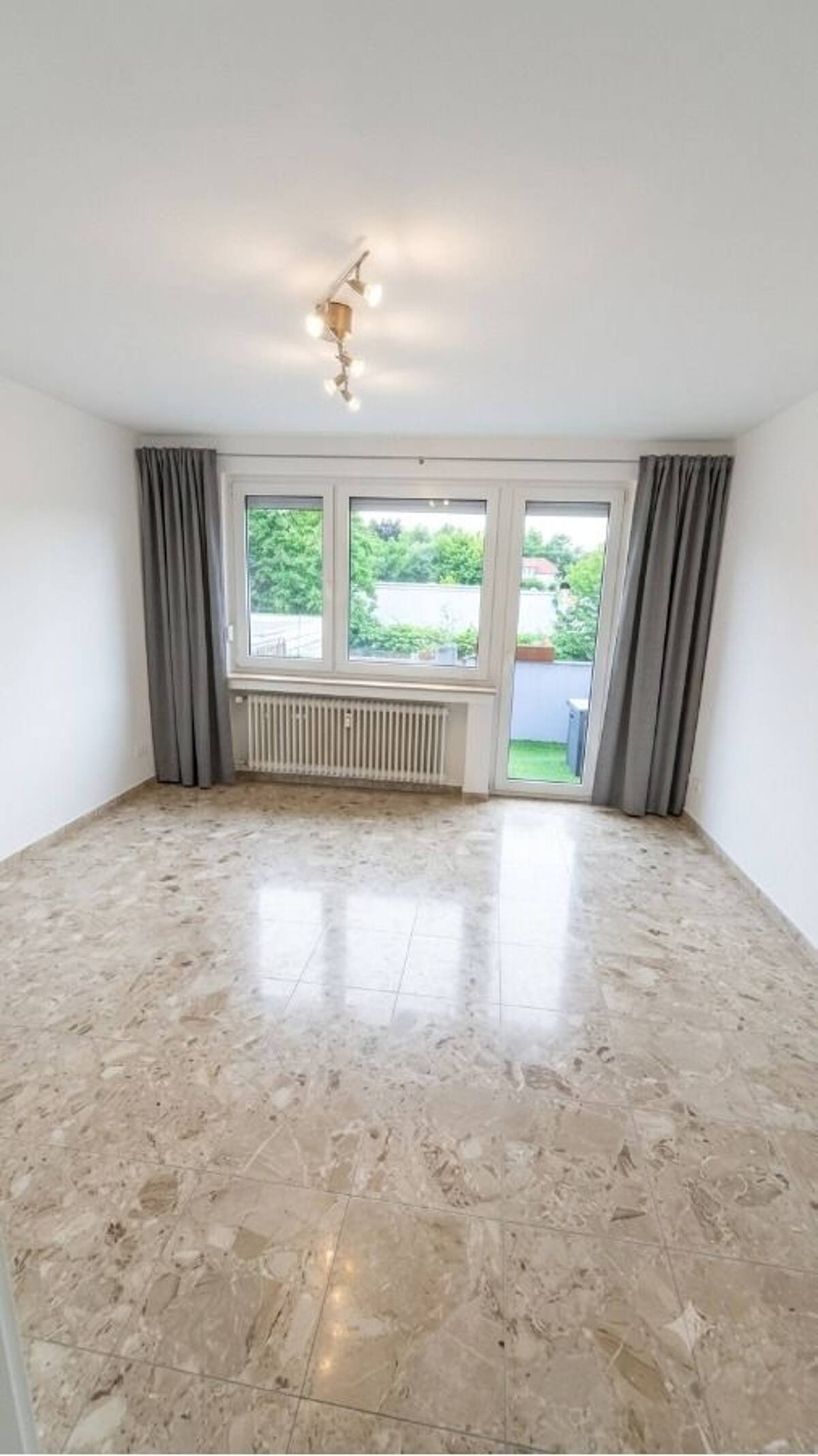 1.OG mit Balkon und Marmorböden. Parkplatz* – 44892 Bochum – Bild 1 von 4