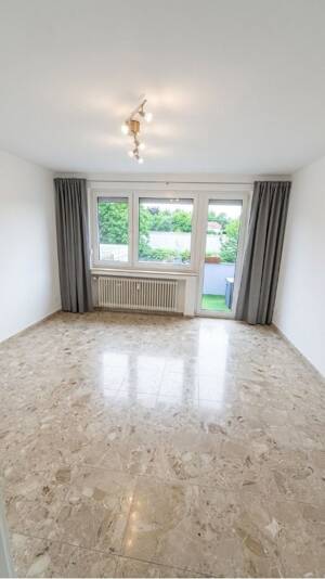 1.OG mit Balkon und Marmorböden. Parkplatz*