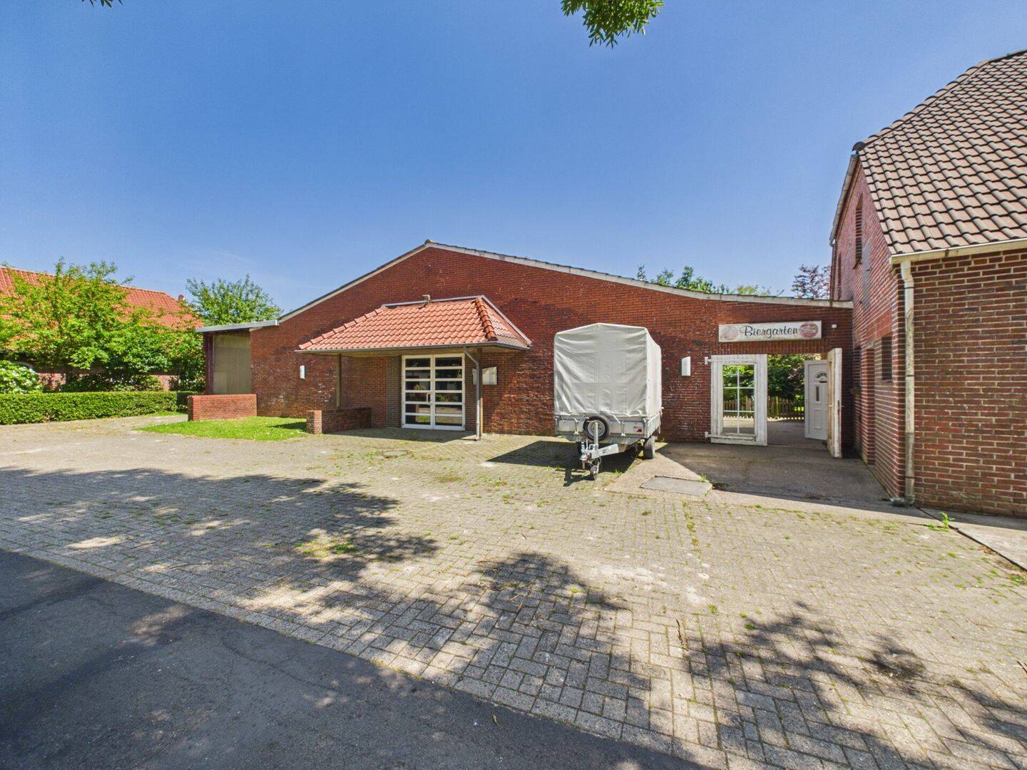 WOHNEN, ARBEITEN UND GASTRO VEREINT - ANWESEN MIT PV-ANLAGE, EINLIEGERWOHNUNG, BIERGARTEN & HALLEN – Butjadingen – Vorschaubild 6