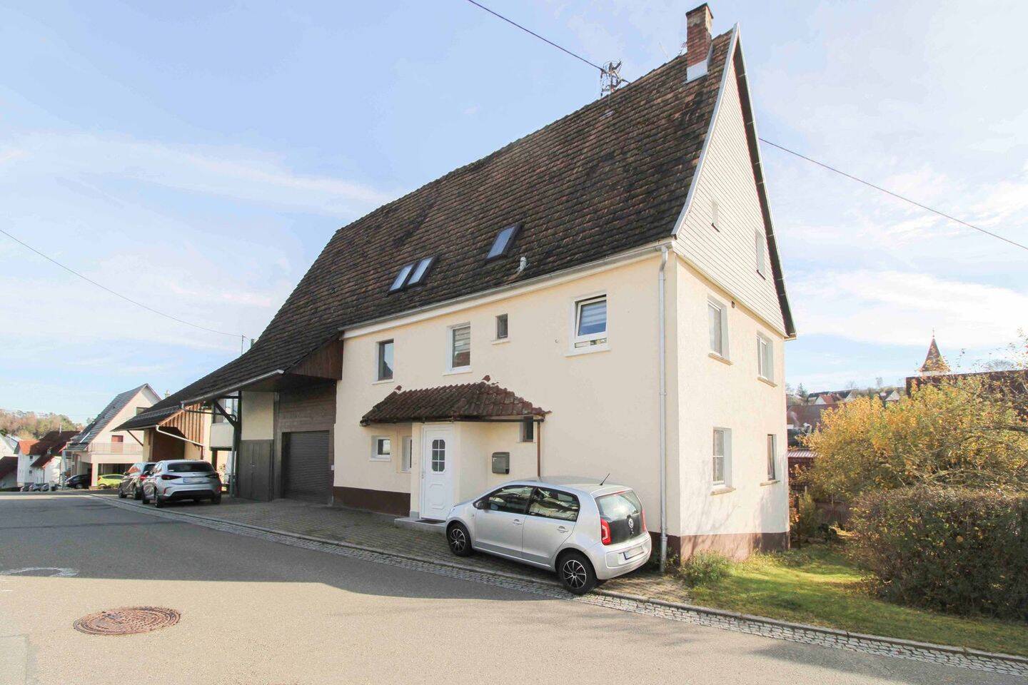Wohnhaus (2-3 Wohneinheiten) mit großer Scheune (Ausbaupotential) und kleinem Garten