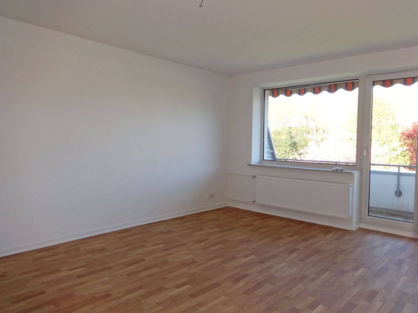 HH-Farmsen, 2-Zimmer Wohnung im 2.OG mit Balkon !! Bitte unsere Fragen beachten !! – Hamburg – Vorschaubild 2