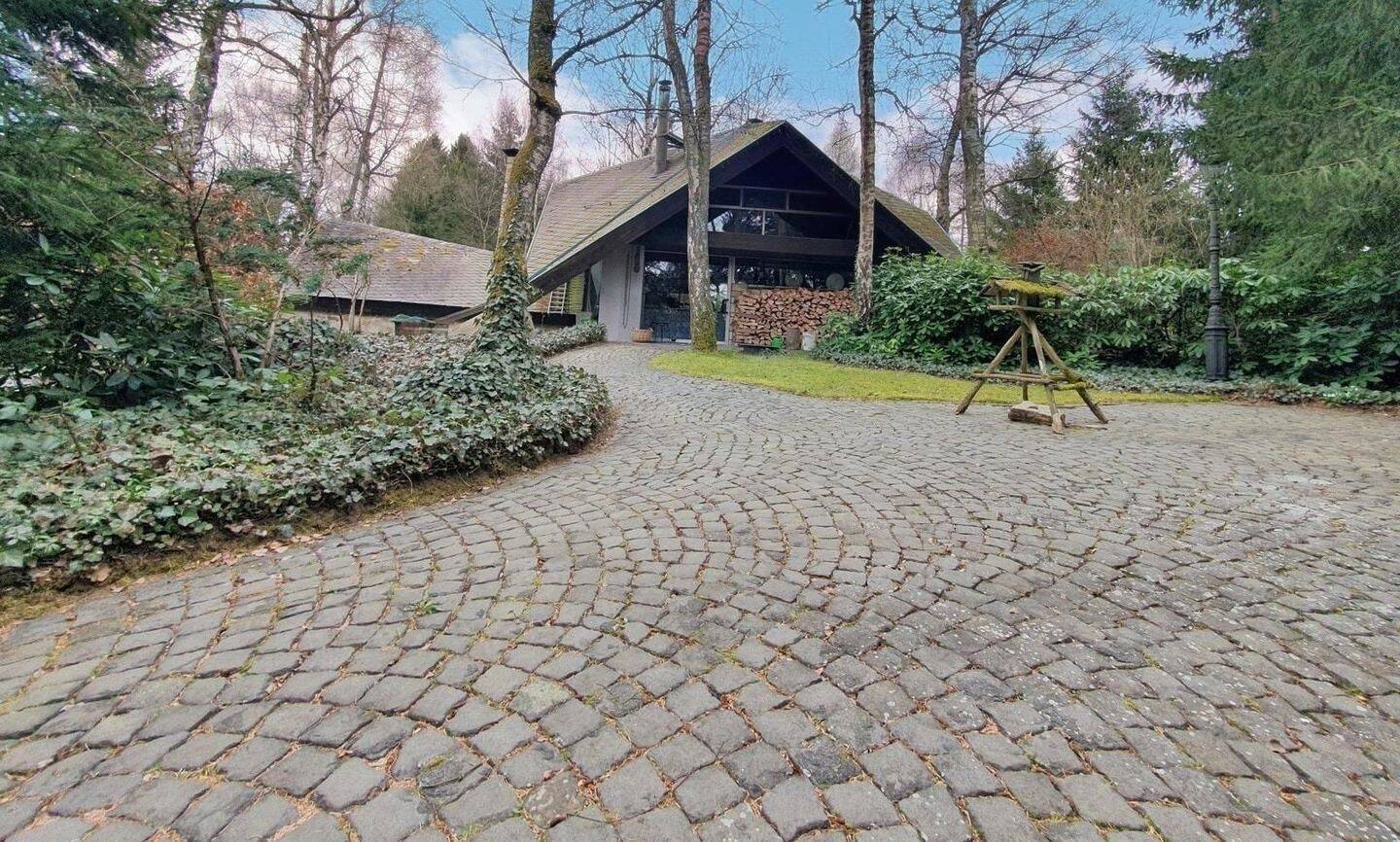 Schönes Einfamilienhaus in offener Bauweise mit parkähnlichem Grun – Niedernhausen – Bild 1 von 9