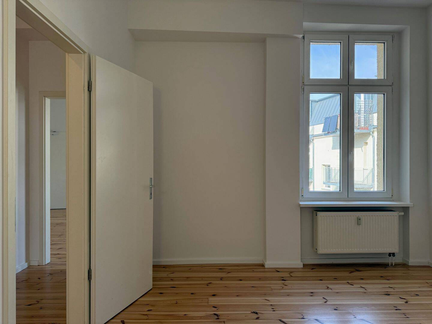 Bezugsfreie, große 3-Zimmer-Altbauwohnung mit Wohnküche, 2 Balkonen & Fahrstuhl - ideal für Familien – Berlin – Vorschaubild 9
