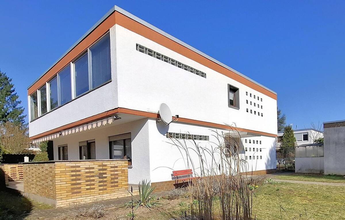 Zweifamilienhaus mit eingewachsenem Garten + 2 Garagen in guter Lage, provisionsfrei für Käufer – 64291 Darmstadt – Bild 1 von 9
