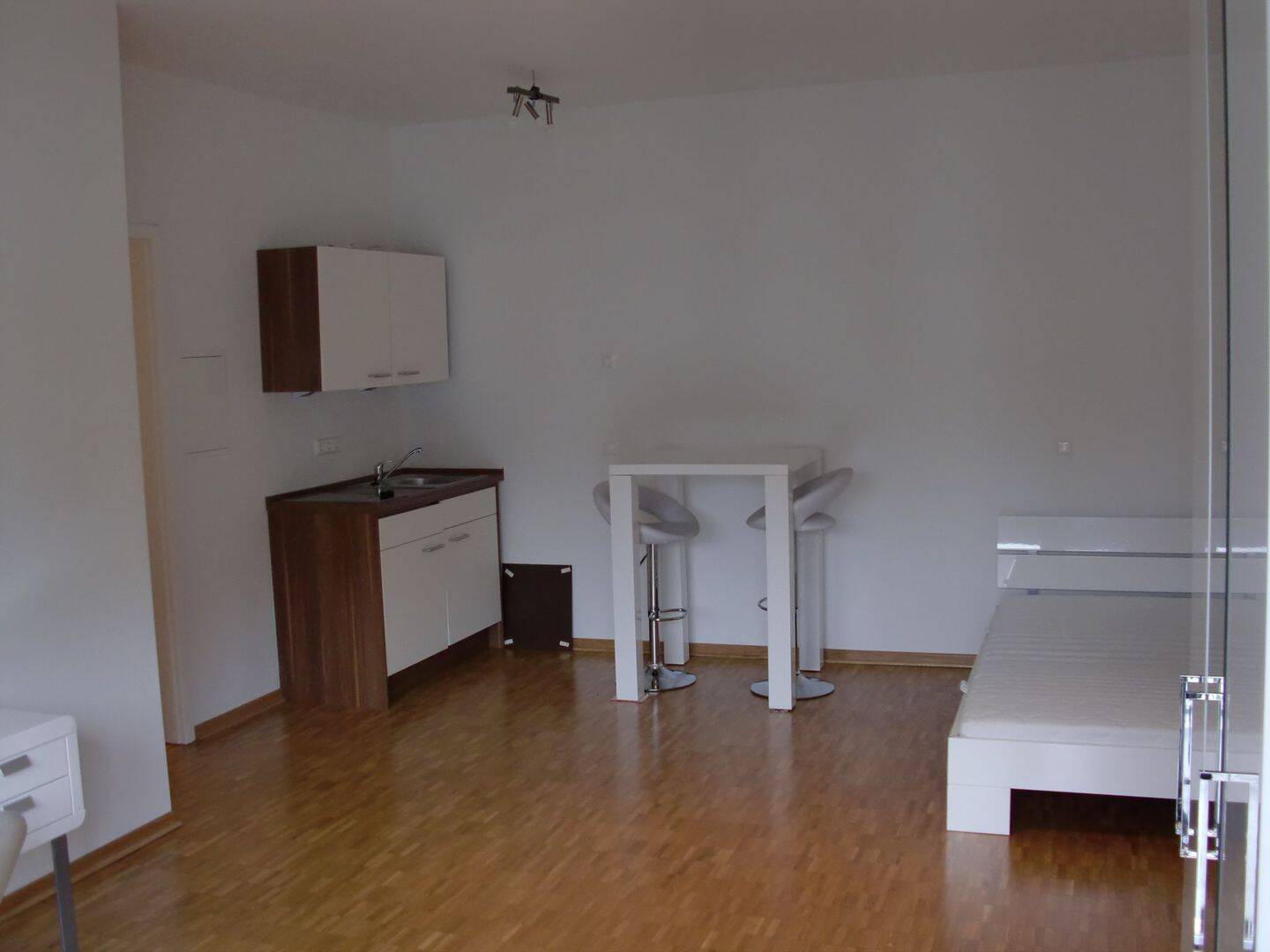 Modern möbliertes 1-Zimmer Studentenapartment im Zollhausviertel – Erlangen – Vorschaubild 2
