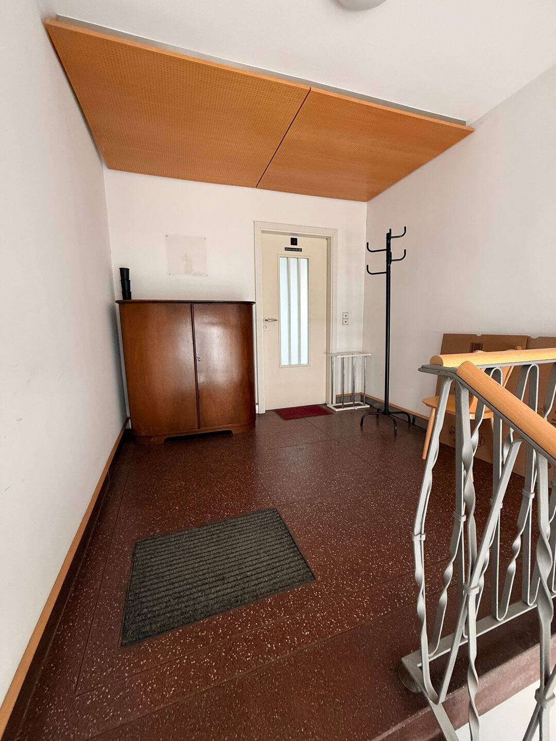 Helle Dachgeschosswohnung mit Einbauküche – Saarbrücken – Vorschaubild 2