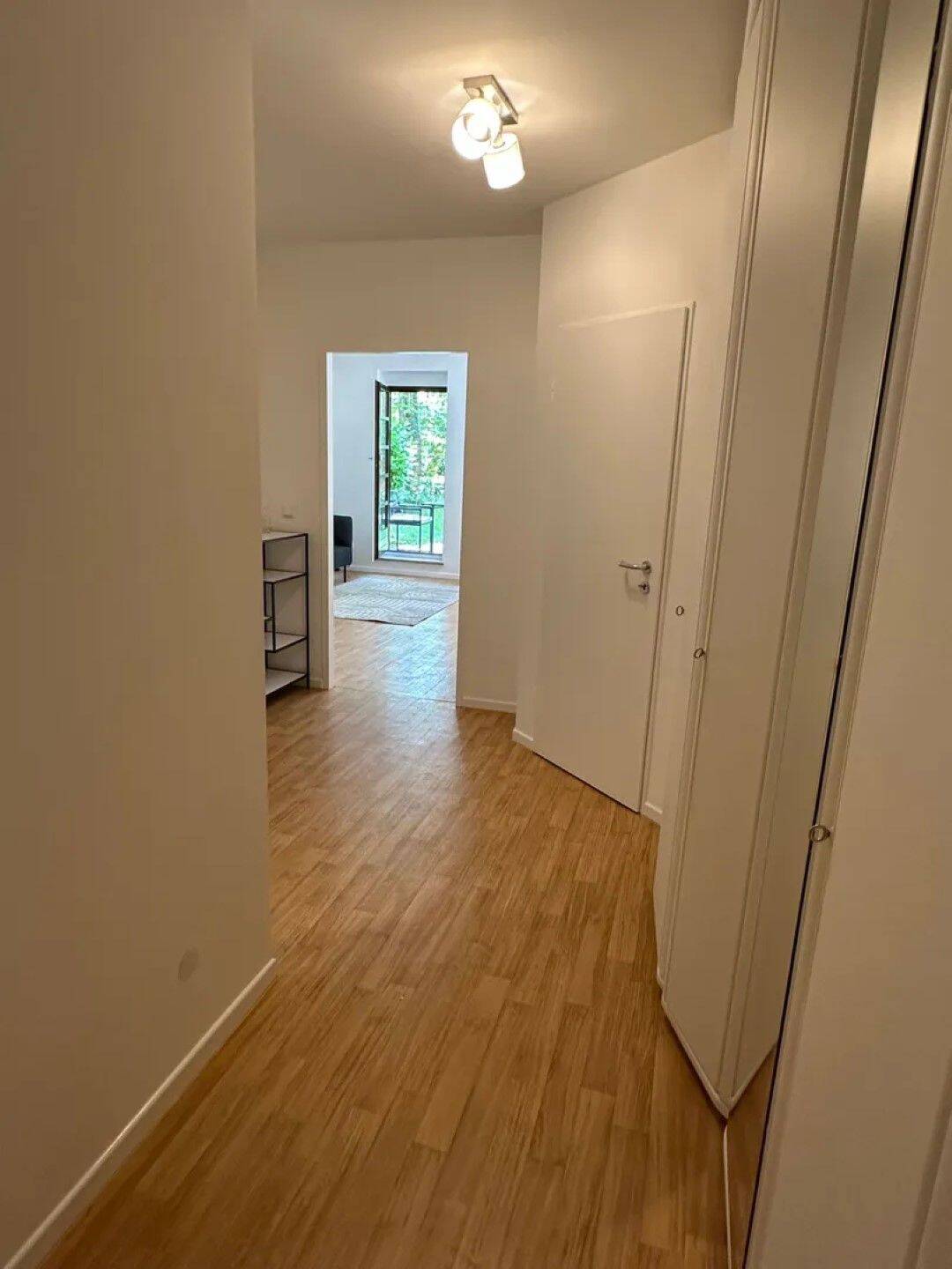 Ruhige, möblierte Terrassenwohnung mit Tiefgaragenstellplatz – nach Teilrenovierung, nur 5 Minuten zur Innenstadt – München – Vorschaubild 7