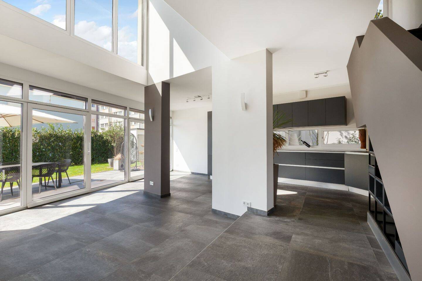 Penthouse-Gefühl im eigenen Haus - moderne Designvilla mit Dachterrassen und Wärmepumpe – Berlin – Vorschaubild 8