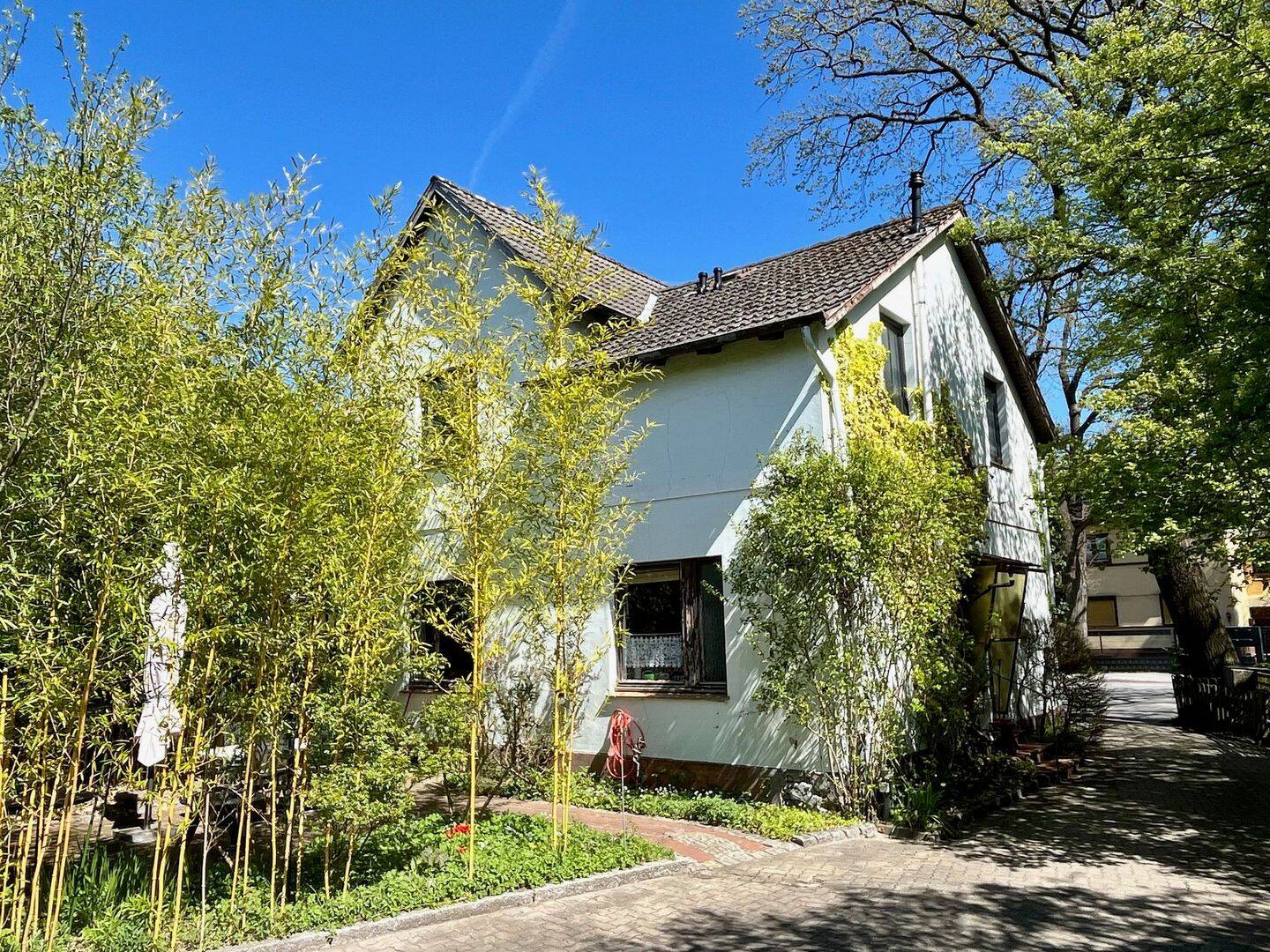 Haus mit 4-5 Schlafzimmern auf 1364 m² Grundstück! Dornröschen möchte aus dem Schlaf geweckt werden!