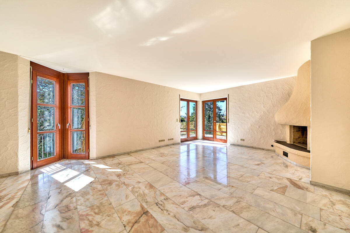 WOHNEN MIT BLICK AUF DIE PFERDEKOPPEL! 4 Zimmer Maisonette mit Stellplatz, Einbauküche und Balkon