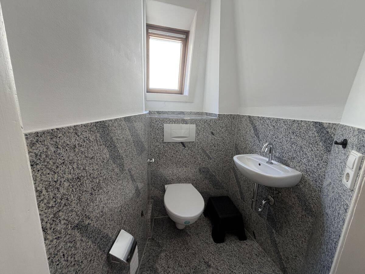 Charmante 2-Zimmer-Dachgeschosswohnung mit Einbauküche in der Karlsruher Südstadt – Karlsruhe – Vorschaubild 6