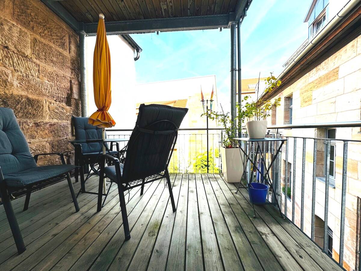 Hochwertige 3 Zimmer Wohnung im sanierten Baudenkmal, großes Bad, Parkettboden und Balkon zentral in Fürth. – 90762 Fürth – Bild 1 von 8