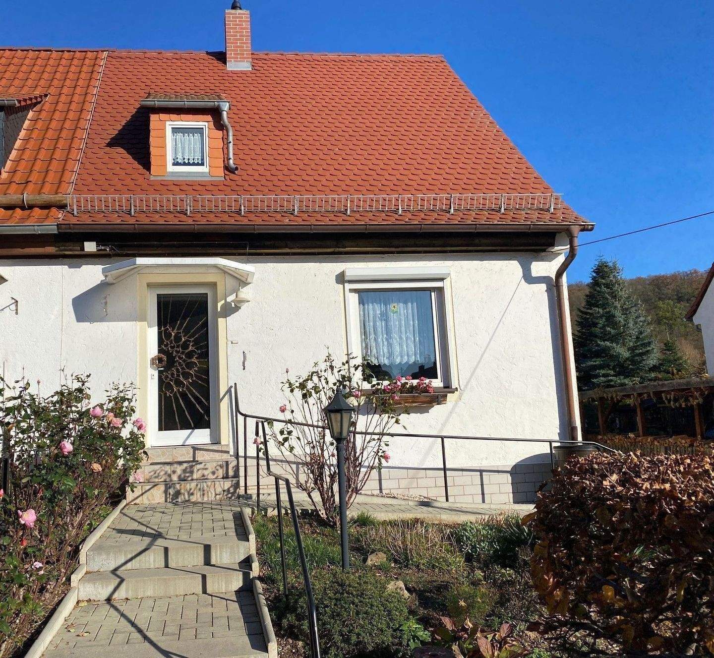 Reserviert! Zum Verkauf steht eine Doppelhaushälfte auf gepflegtem Grundstück, in bester Wohnlage Geras. – Gera – Bild 1 von 8