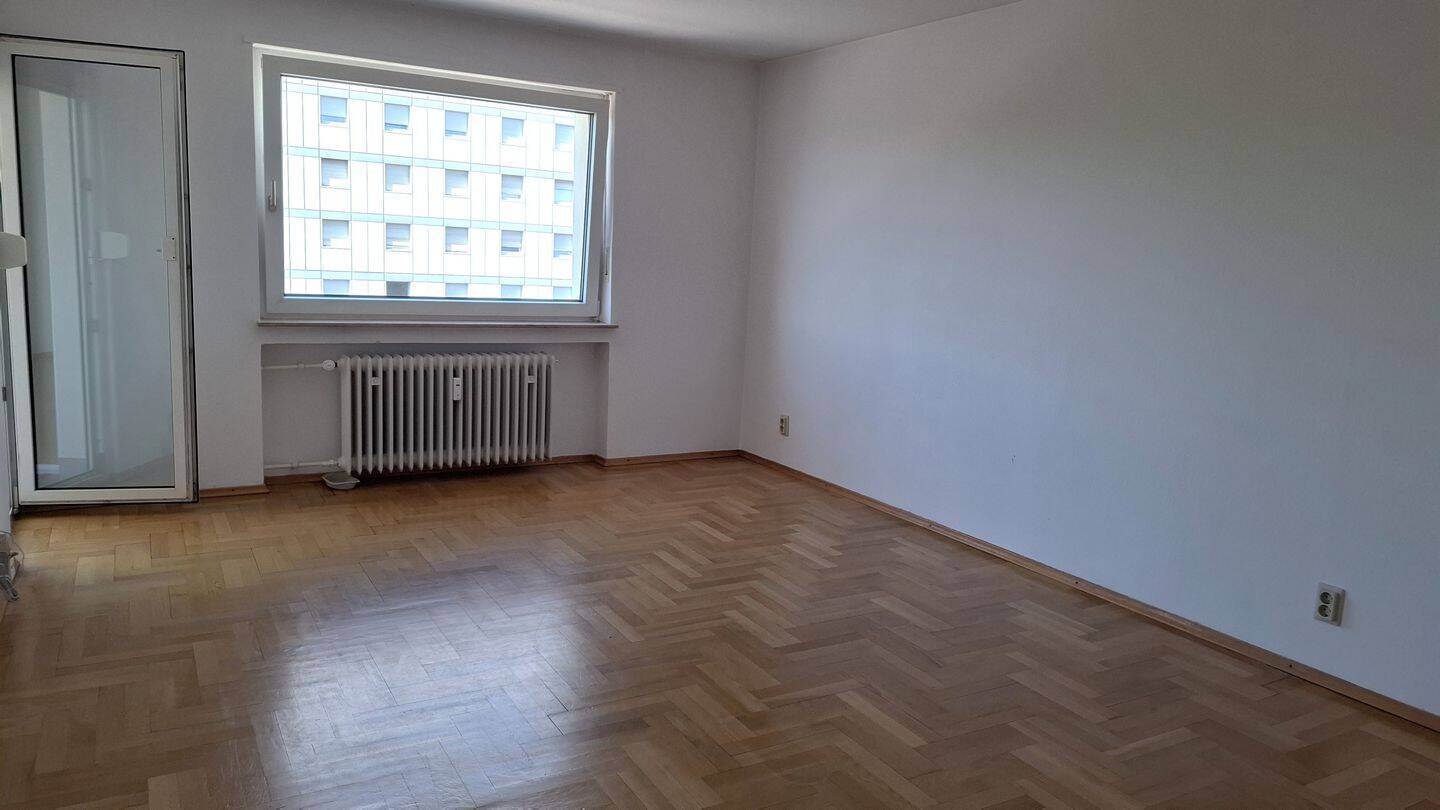Helle 4 Zimmer Wohnung mit Weitblick, schönem Balkon und dem Luxus einer Garage – Karlsruhe – Vorschaubild 2