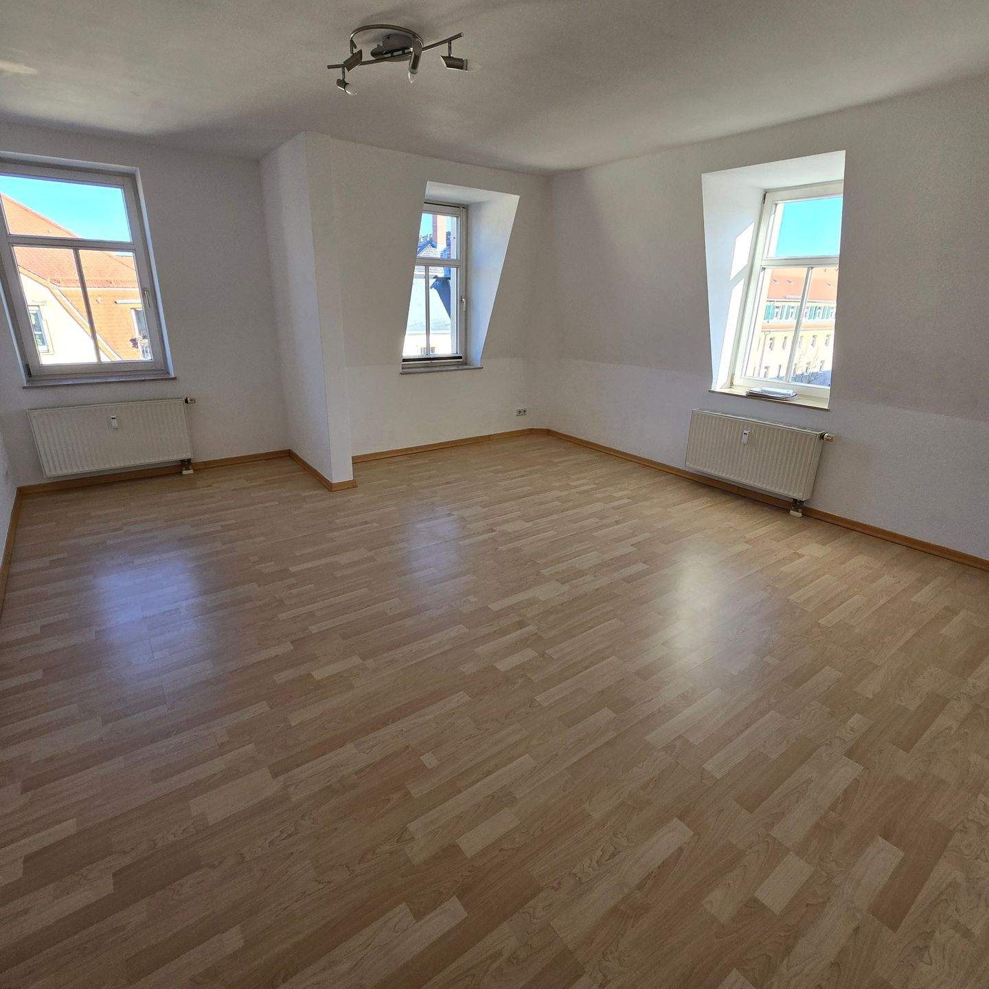Freie gemütliche sonn. 2,5 DG-Mais.-Wohnung mit mod. EBK + Stellplatz in ruhiger Lage v. Dresden-Löbtau – Dresden – Bild 1 von 9