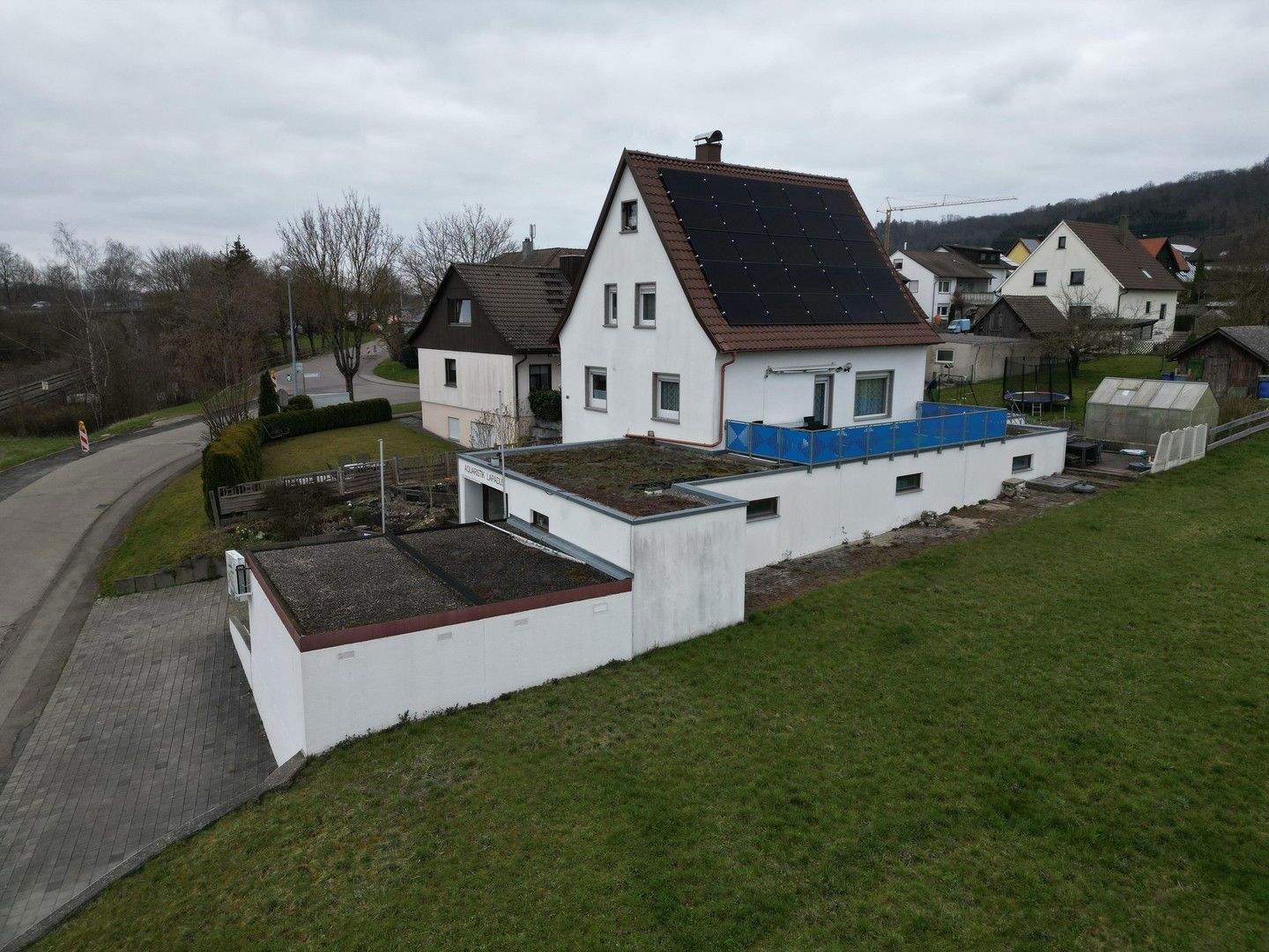 EEK A, helles 4,5 Zi. Einfamilienhaus, großem Garten plus 130 m² Gewerbefläche mit flexibler Nutzung – Aalen – Bild 1 von 9