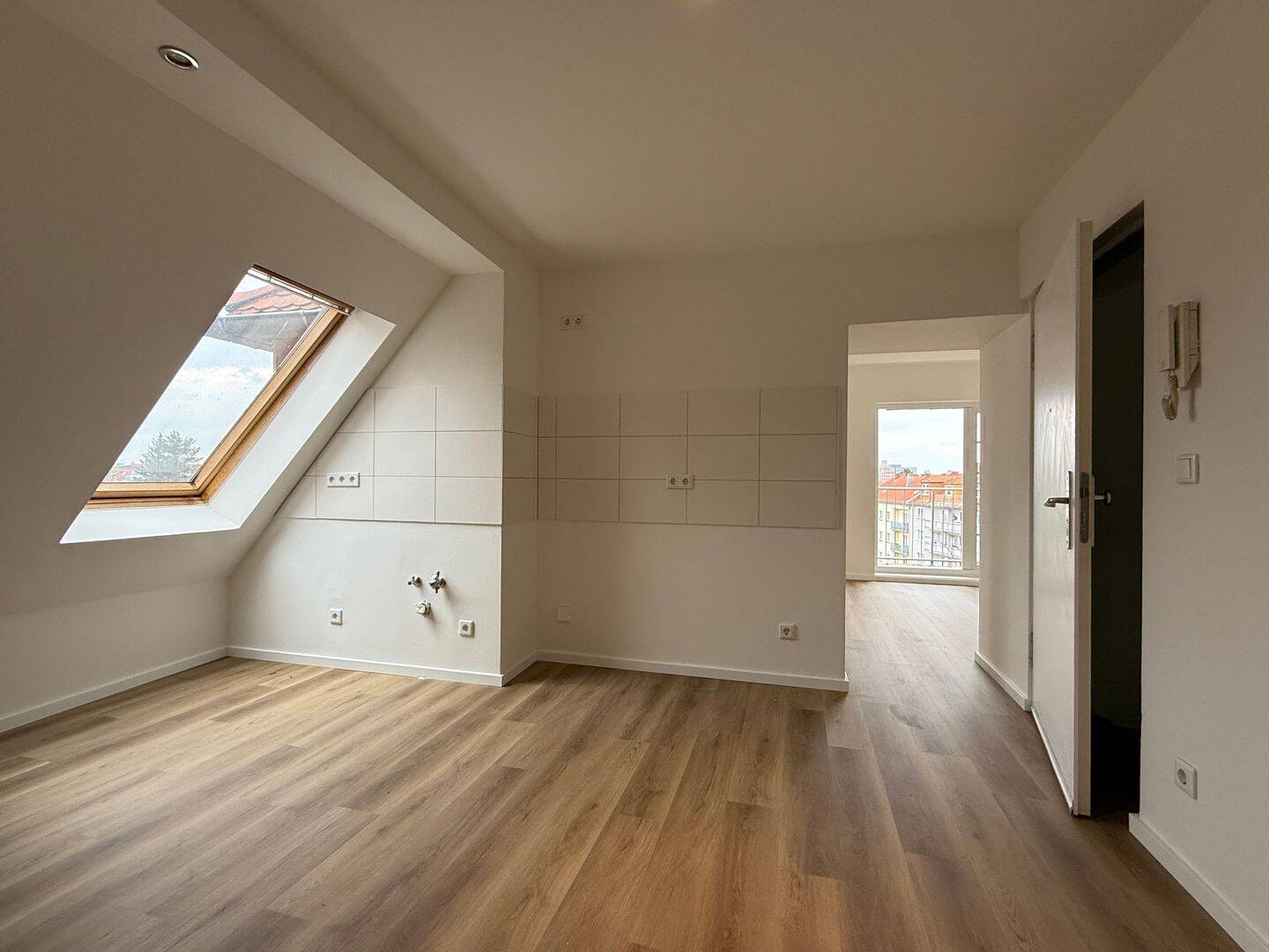 Bezugsfreie, großzügige 1-Zimmer-Altbauwohnung im Dachgeschoss mit schönem Balkon und Wohnküche! – Berlin – Vorschaubild 2