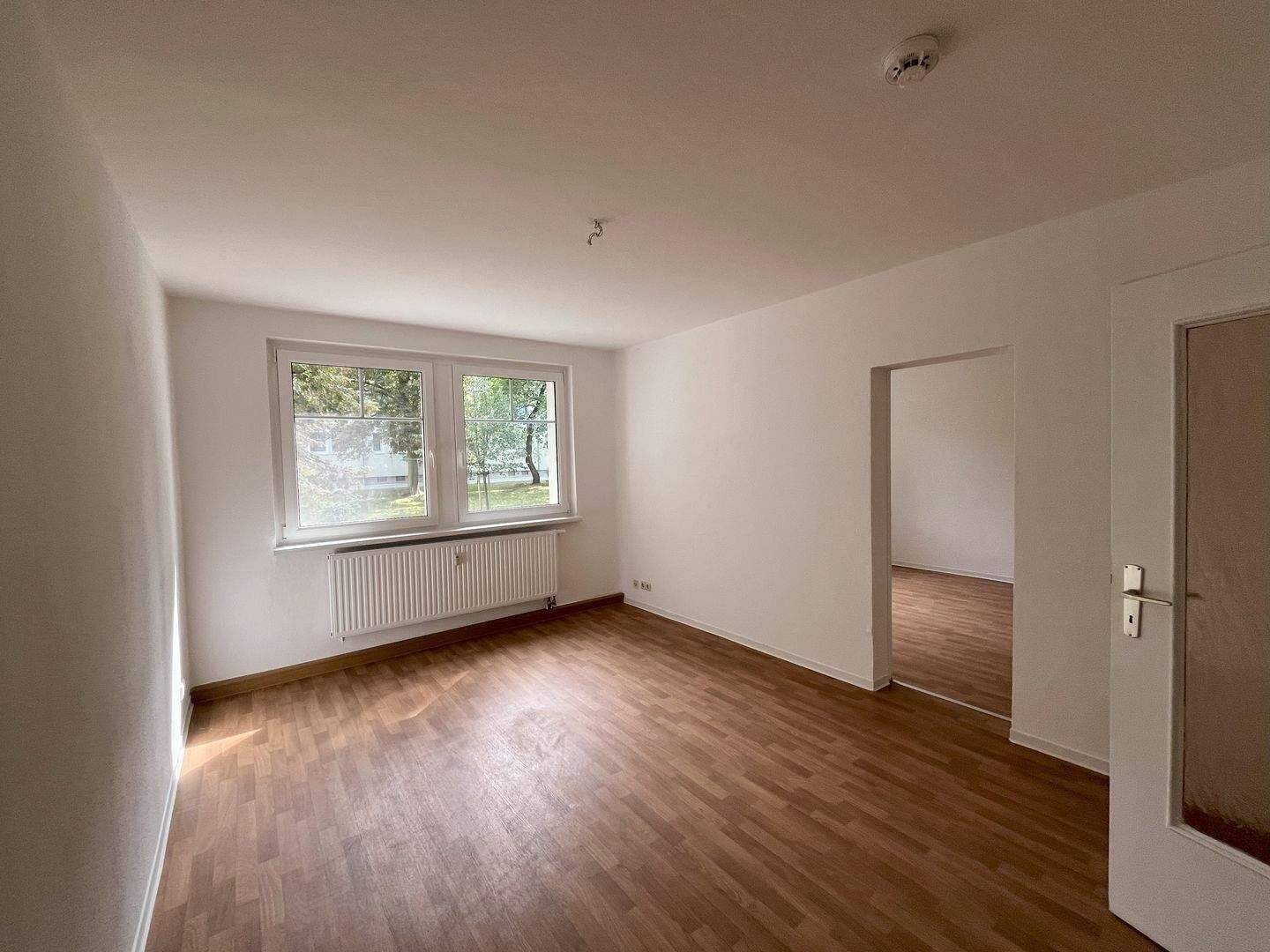 Der Preis ist heiß!!! befristet!!Einziehen und Wohlfühlen...schöne 2-Zimmer-Wohnung, Einbauküche gegen Aufpreis möglich, sofort einzugsfertig – Zwickau – Vorschaubild 2