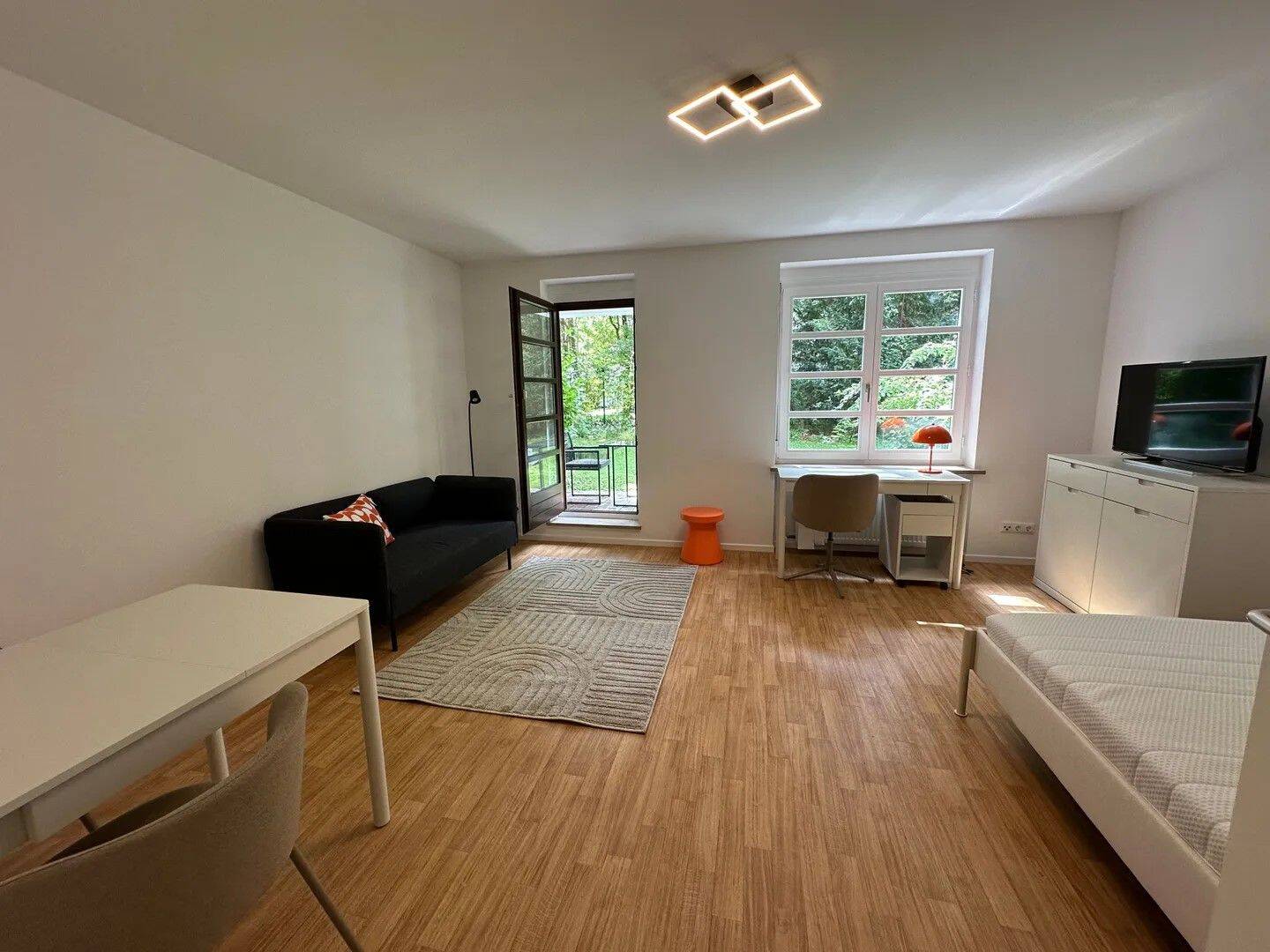Ruhige, möblierte Terrassenwohnung mit Tiefgaragenstellplatz – nach Teilrenovierung, nur 5 Minuten zur Innenstadt