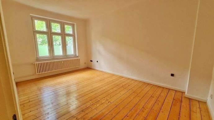 Schicke Altbauwohnung (2ZIDKB) mit Balkon und toll aufgearbeiteten Holzböden in Innenstadtnähe, Friedenstr. 50, Duisburg.