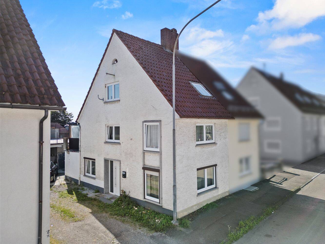 Zentral wohnen in Laupheim! Charmante Doppelhaushälfte mit Dachterrasse und viel Potenzial – Laupheim – Bild 1 von 9