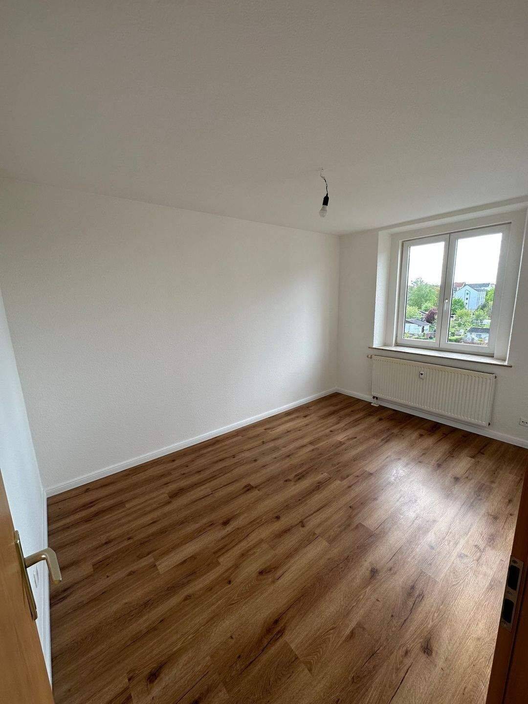 Hofer Str. **** Balkon, Wanne und Laminat **** – Chemnitz – Vorschaubild 8