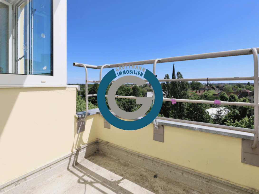 ÜBER DEN DÄCHERN BERLINS - MIT ÜBERDACHTEM BALKON & WEITBLICK - ZUM NEU GESTALTEN – Berlin – Bild 1 von 9