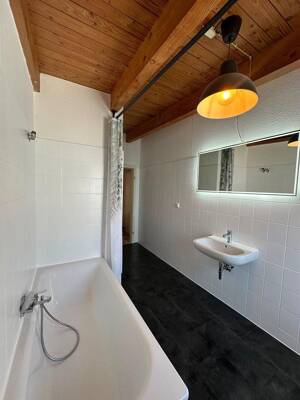 Frisch sanierte 4-Zimmer-Altbauwohnung mit Wohnküche, Holzbalkendecke & Tageslichtbad – 39112 Magdeburg – Vorschaubild 3