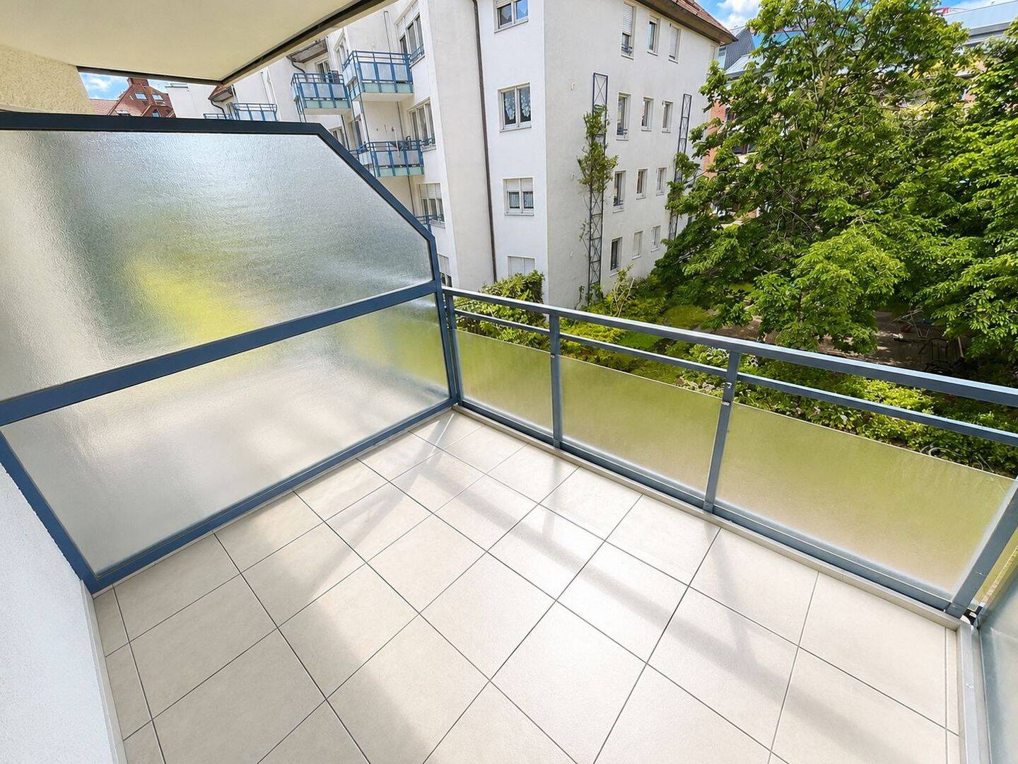 Praktisch geschnittene & lichtdurchflutete 2-Raum-Wohnung mit Balkon, Außenjalousien, Personenaufzug – Leipzig – Vorschaubild 4
